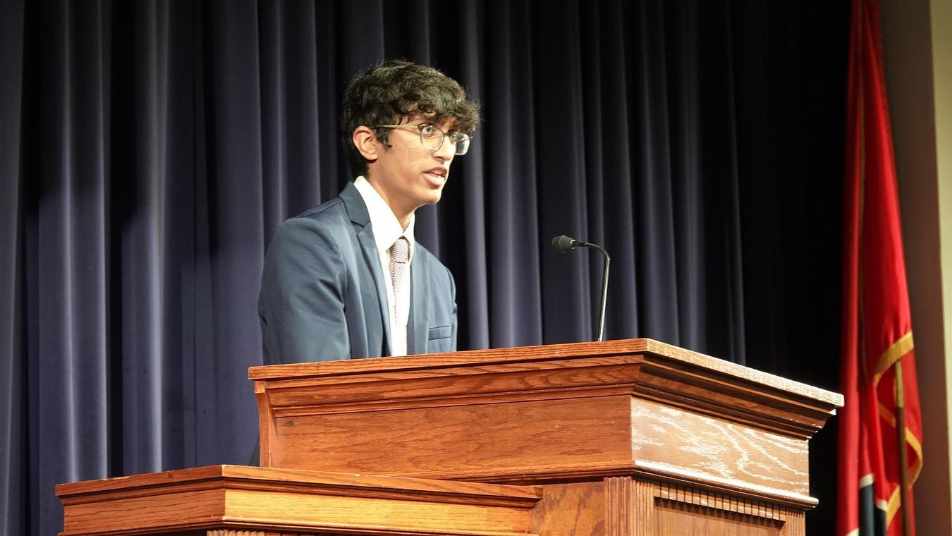 MUS student giving a presentation.