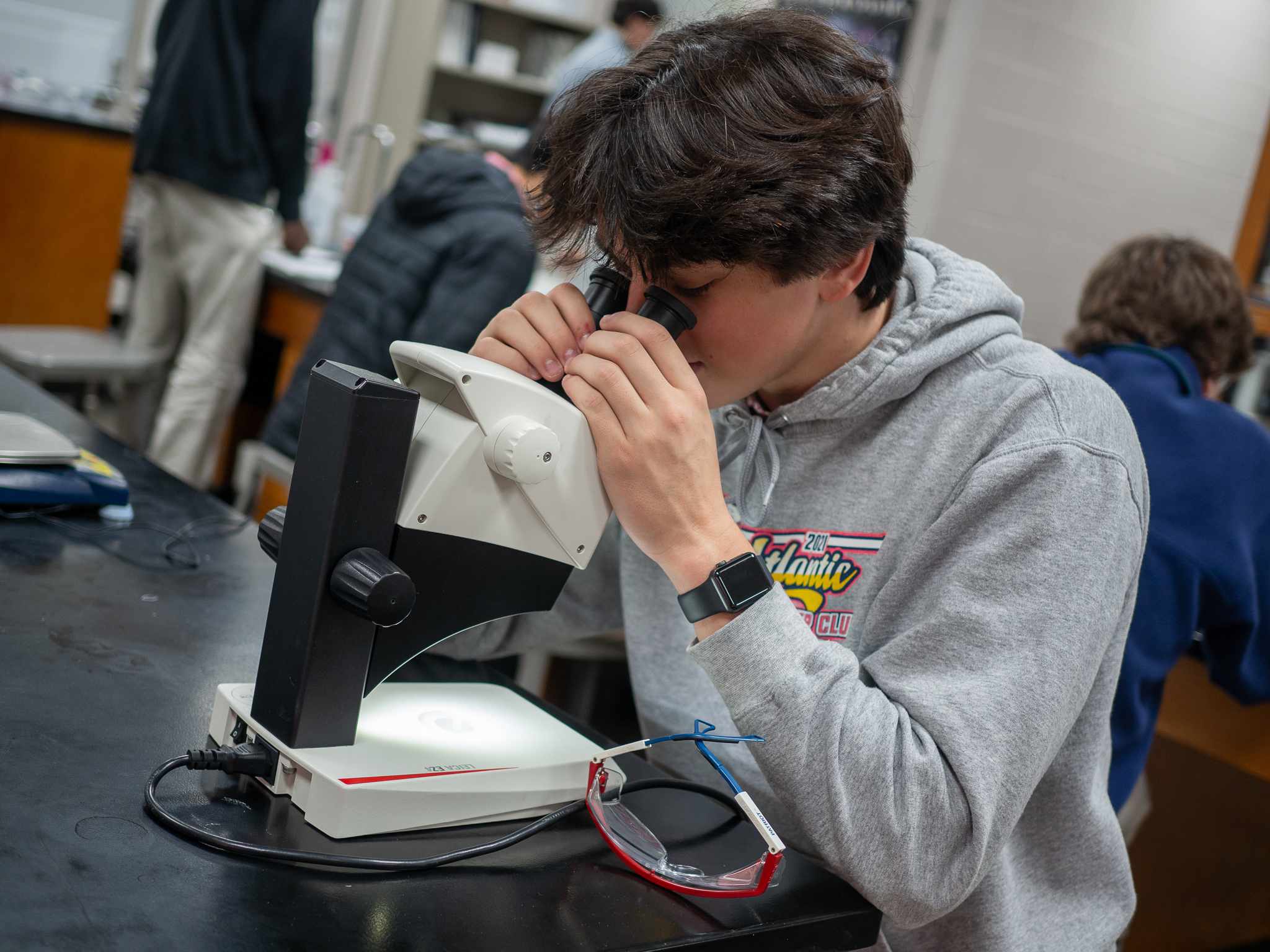 MUS student looking into microscope.